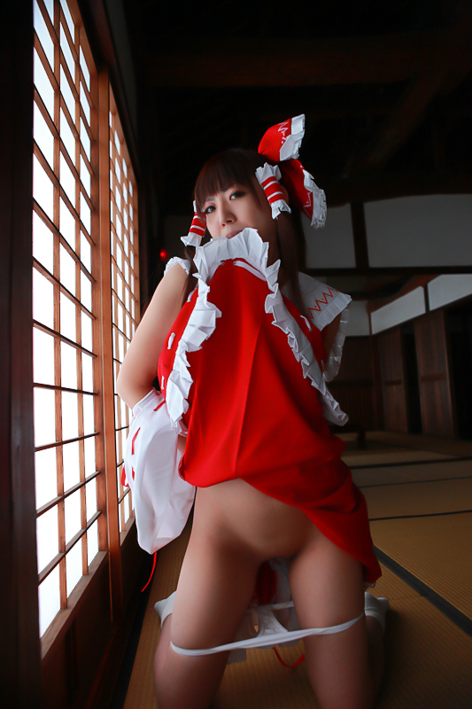 [Cosplay] Reimu Hakurei with dildo and toys - Touhou Project Cosplay